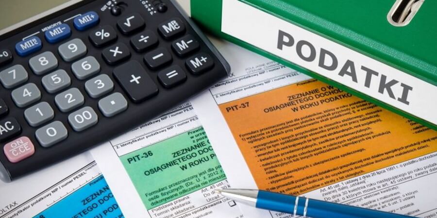 Частично за работника платит налоги работодатель.